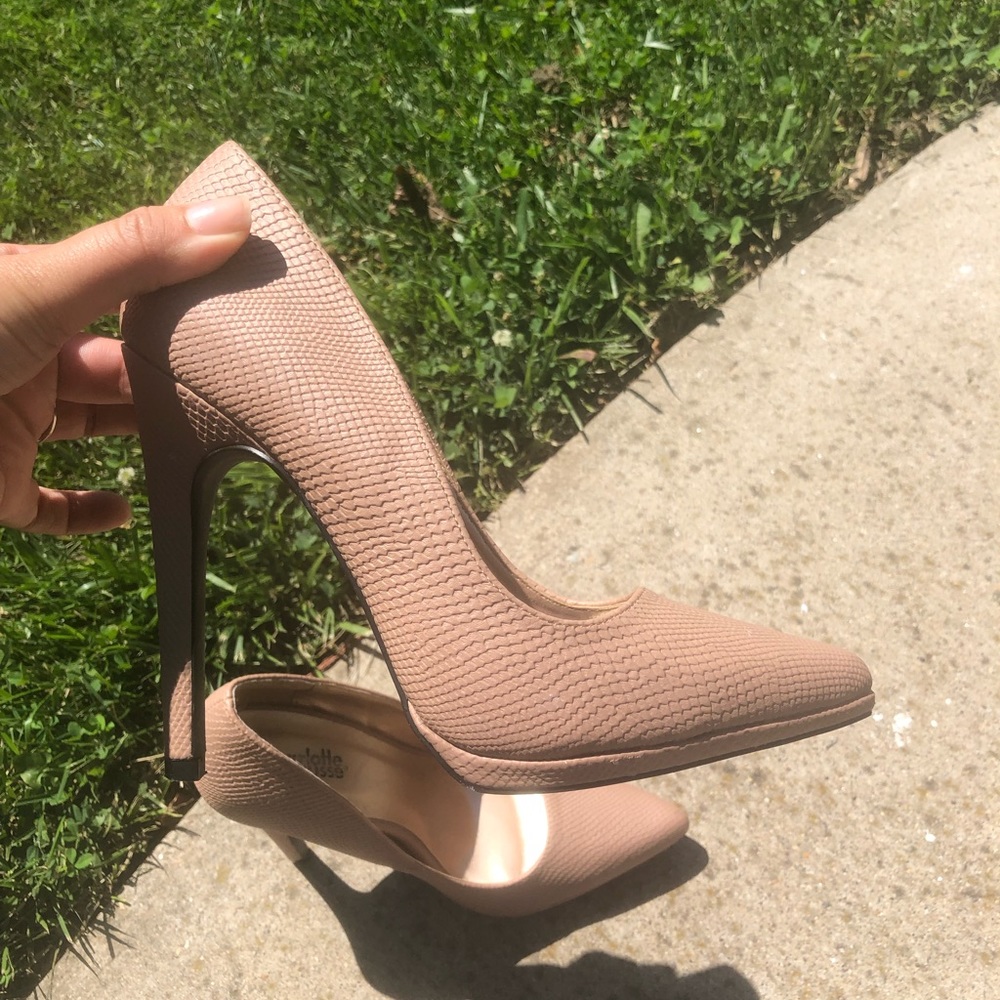 Nude pumps